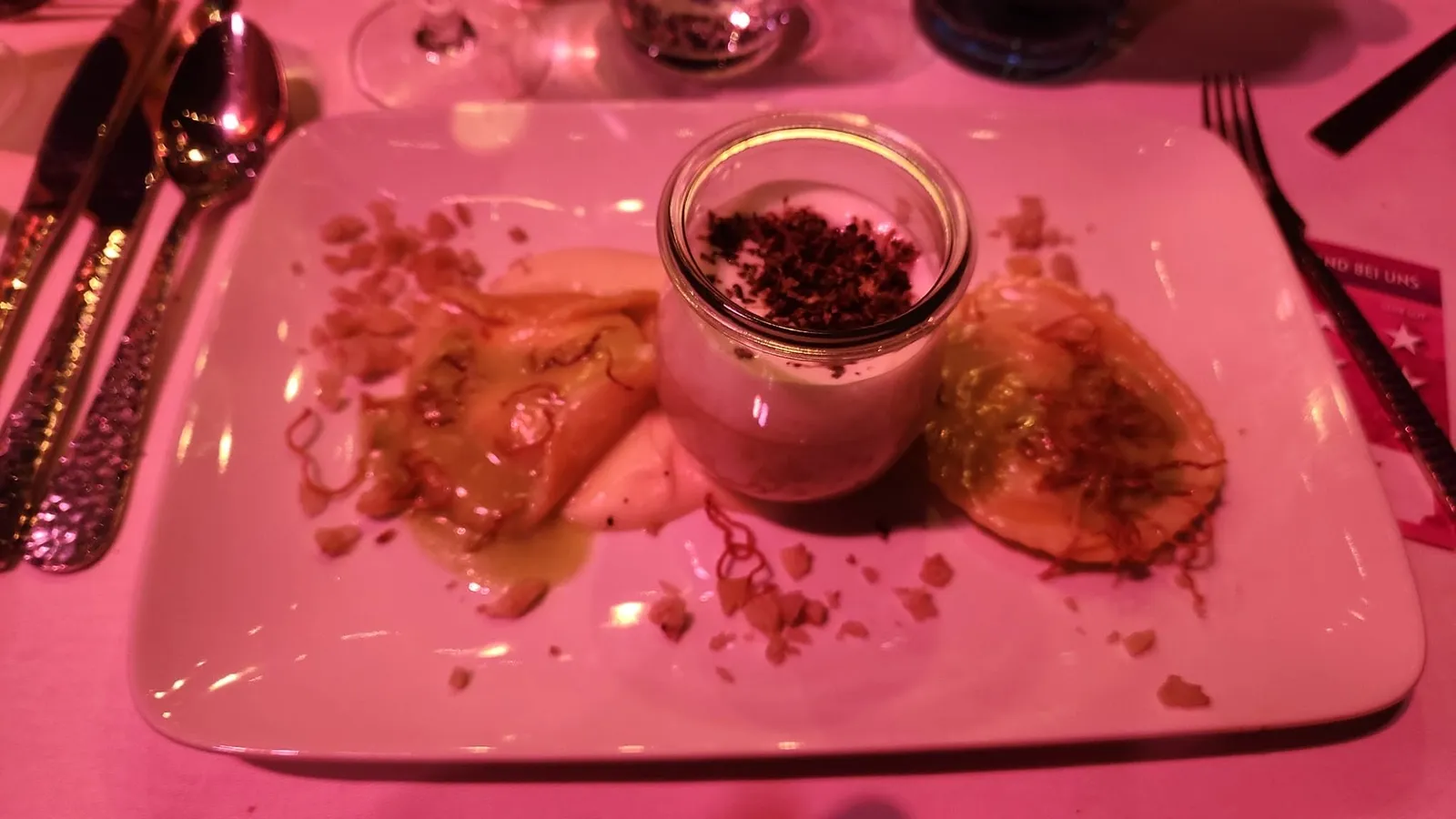 Angerichtetes Dessert im Abendlicht einer Veranstaltung