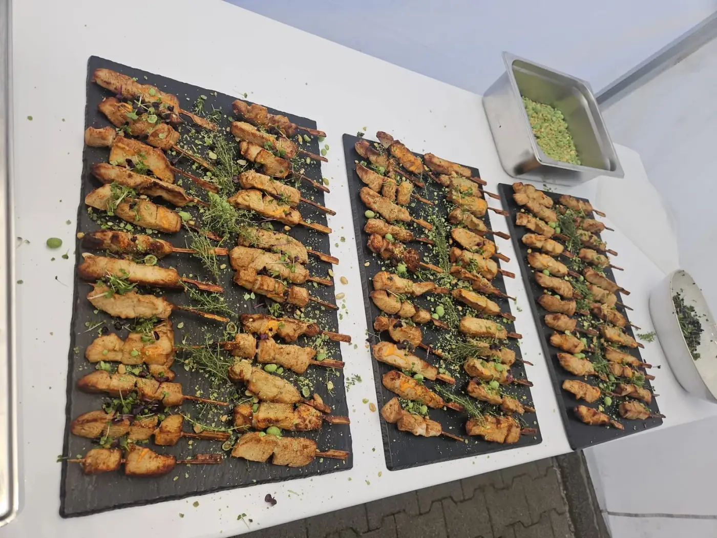 Angerichtetes Fingerfood auf Schieferplatten